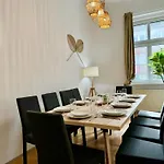 130 M2 Calm & Stylish Apartment